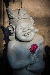 Tempelfigur mit Blumen geschmückt in Ubud, Bali