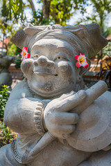 Tempelfigur mit Blumen geschmückt in Ubud, Bali