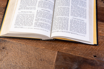 Obraz premium open book on wooden table