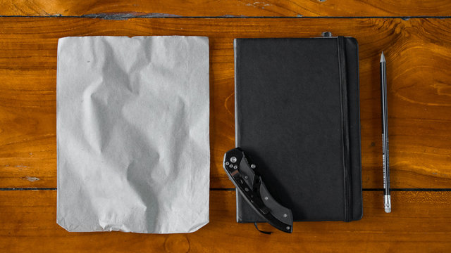 bolsa de papel y libreta de apuntes