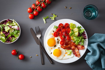healthy keto diet breakfast: egg, tomatoes, salad leaves and bacon