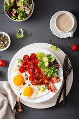 healthy keto diet breakfast: egg, tomatoes, salad leaves and bacon