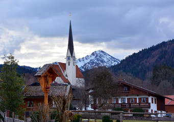 Fototapeta na wymiar Kirche in Bad Wiessee mit Blick auf die Berge