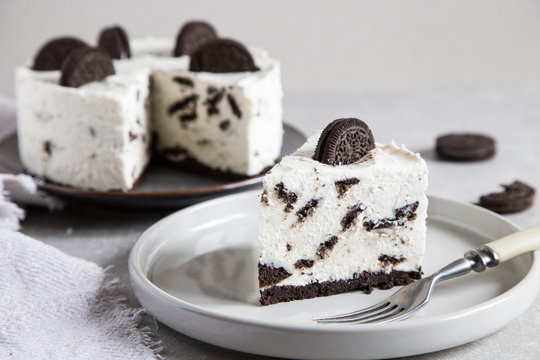 Creamy no bake cheesecake with chocolate cookies. chocolate cookies biscuit cake/