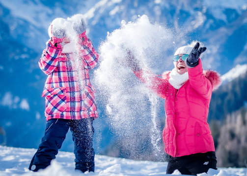 Obraz Zabawa mamy z dzieckiem w sniegu zima w górach