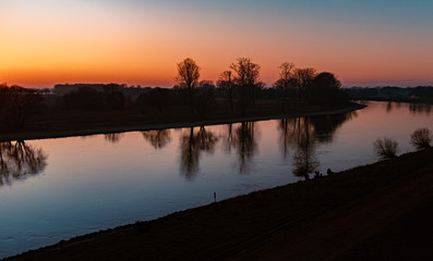 Obraz premium Beautiful sunset with reflections at the river danube near Winzer, Bavaria, Germany