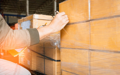 Fototapeta na wymiar Closeup hand of worker inspecting details checklist the shipment package 