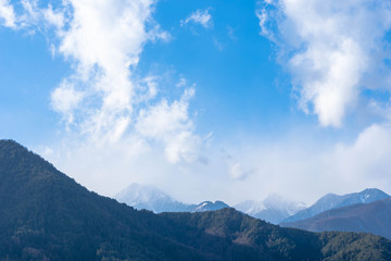晴れの日の寒そうな山