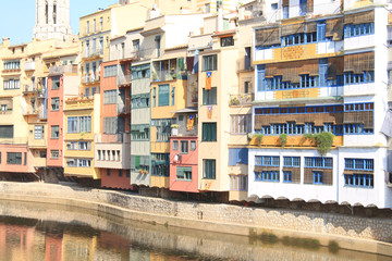 Obraz premium The amazing colorful houses along the river Onyar and the Cathedral of Saint Mary in the gorgeous city of Girona, Catalonia, Spain.