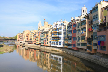 Fototapeta na wymiar The amazing colorful houses along the river Onyar and the Cathedral of Saint Mary in the gorgeous city of Girona, Catalonia, Spain.