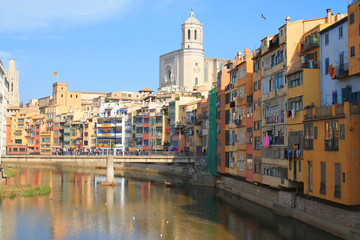 Fototapeta na wymiar The amazing colorful houses along the river Onyar and the Cathedral of Saint Mary in the gorgeous city of Girona, Catalonia, Spain.