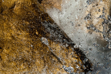 l'acqua si scontra con la roccia 