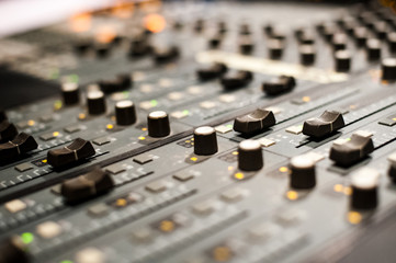 Closeup eines Mischpultes im Aufnahmestudio
