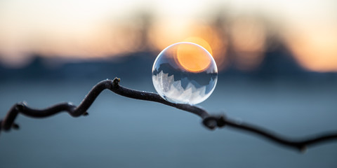 Gefrorene Seifenblase im Sonnenaufgang