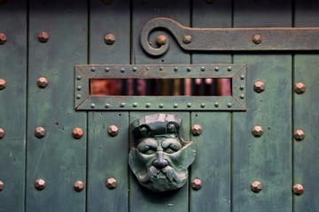 Détails d'une ancienne porte.