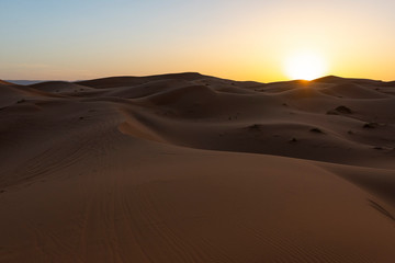 Fototapeta na wymiar Maroc. Morocco. Merzouga. Dunes de sable dans le désert du Sahara. Sand dunes in the Sahara Desert.
