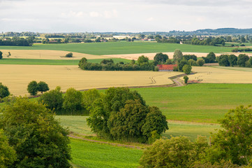 France. Sarthe. Paysage rural, champs cultiv&eacute;s et ferme. Rural landscape, cultivated fields and farm.