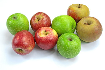 plusieurs pommes sur un fond blanc