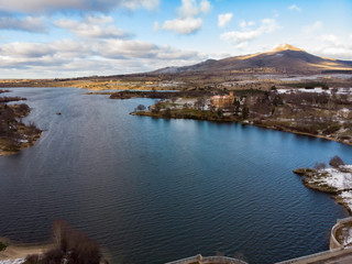 un lago y unas montañas con pinos nevadas de fondo © PintoArt