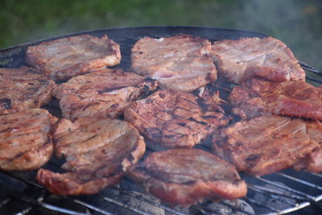 mięso piecze się na grillu, karkówka w lato