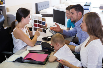 Obraz premium Mattress seller working with customers