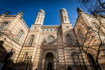 The Dohány Street Synagogue, also known as the Great Synagogue or Tabakgasse Synagogue, is a historical building in Erzsébetváros, the 7th district of Budapest, Hungary. It is the largest synagogue in - obrazy, fototapety, plakaty