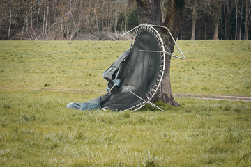 Vom Orkan beschädigtes Trampolin wird vom Baum aufgehalten