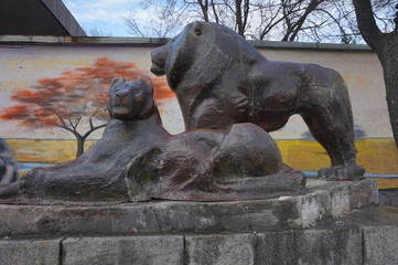 A stone figure of a lion and a lioness before entering the Kiev Zoo.