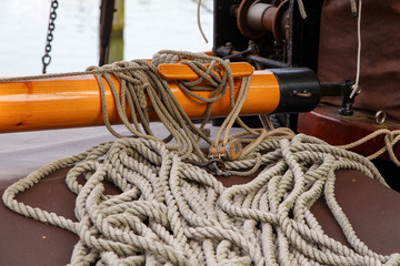Unaufgeräumtes Tauwerk auf einem historischen Segelboot