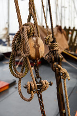 Tauwerk und Takelage auf einem historischen Segelboot