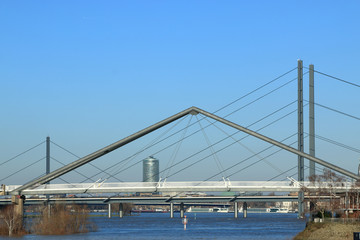 Fototapeta na wymiar Aussicht auf drei Brücken in Düsseldorf aus der Einfahrt des Düsseldorfers Medienhafens