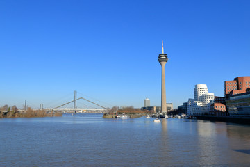 Fototapeta na wymiar Blick vom Medienhafen in Düsseldorf zum Rheinturm