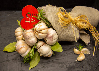 A beautiful bouquet of fresh garlic with Bay leaves and a wooden heart.Wrapped in coarse matting and tied with Linden bast.