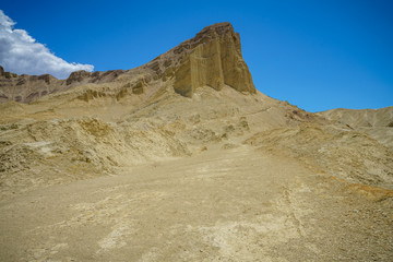 Obraz premium hikink the golden canyon - gower gulch circuit in death valley, california, usa