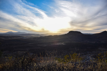 cielo nuboso en montañas