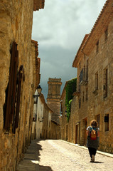 Mujer paseando por una calle de Culla Castellón.