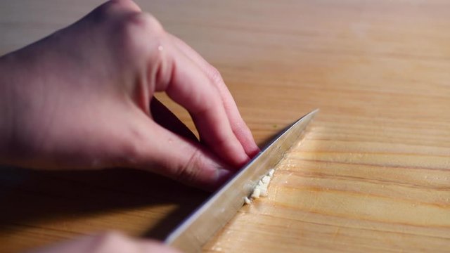 にんにくを刻む