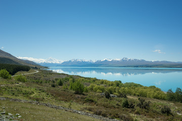Fototapeta na wymiar The view from Peters Lookout along the turquoise waters of Lake Pukaki to the snow-capped peak of Mount Cook/Aoraki in the Southern Alps.
