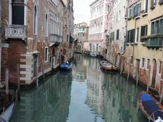 Fototapeta na wymiar rio specchiante a venezia