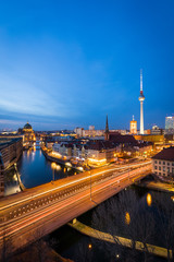 Panorama der Skyline von Berlin, Deutschland, bei Sonnenuntergang mit dem Fluss Spree, Berliner Dom...