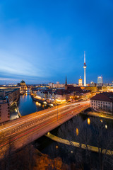 Panorama der Skyline von Berlin, Deutschland, bei Sonnenuntergang mit dem Fluss Spree, Berliner Dom...