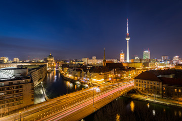 Panorama der Skyline von Berlin, Deutschland, bei Sonnenuntergang mit dem Fluss Spree, Berliner Dom und Alexanderplatz © Christian Schwier