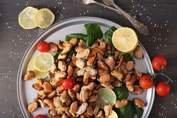 A dish of prepared mussels seasoned lemon juice