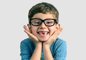 Very expresive toothless smile boy with hands on face and big eyeglasses - 322401334