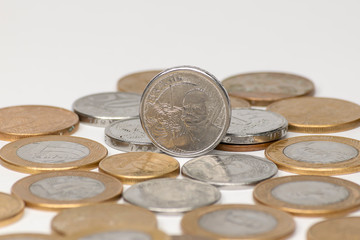 dinheiro brasileiro real moedas em fundo branco