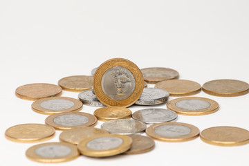 dinheiro brasileiro real moedas em fundo branco