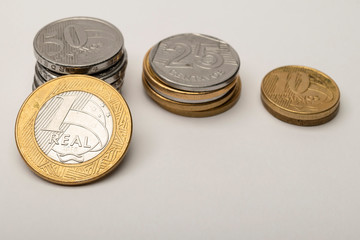 dinheiro brasileiro real moedas em fundo branco