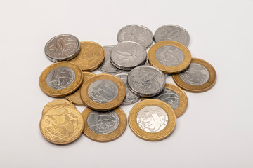dinheiro brasileiro real moedas em fundo branco