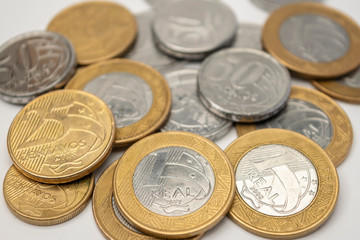 dinheiro brasileiro real moedas em fundo branco