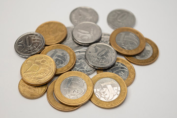 dinheiro brasileiro real moedas em fundo branco